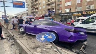 Diyarbakırda otomobil refüje çarptı: 1 yaralı