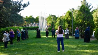 Diyarbakırda parklarda eğitmenler eşliğinde Sabah sporları yapılıyor