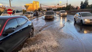 Diyarbakırda sağanak yağış rögar tıkattı, kilometrelerce araç trafiği oluştu