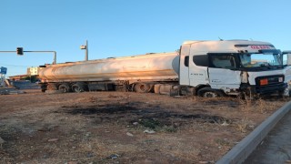 Diyarbakırda sürücüsünün kontrolünden çıkan tır refüje çıktı