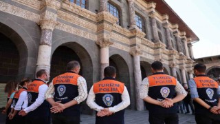 Diyarbakırda “Turizm Polisi” 5 dilde ziyaretçilerle ilgileniyor
