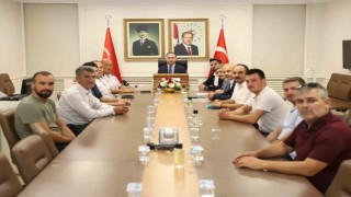 Doğalgaz için yolu trafiğe kapatan köyüler vali ile görüştü