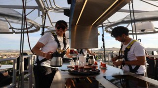 Doğum gününü gökyüzü restoranında kutladı