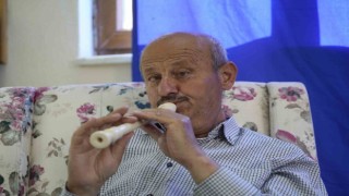 Doğuştan görme engelli İdris amca duygularını flütle dışa vuruyor