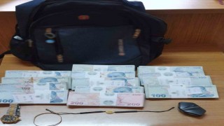 Dolandırdıkları yaşlı adama suç eşyalarının satışını yaptırdılar