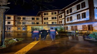 Dolandırıcılık suçundan aranan şahsı jandarma gece yakaladı