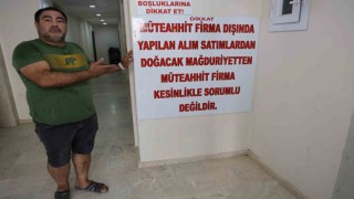Dolandırıldığını öne süren müteahhit önce dairenin kapısını betonla kapattı, sonra afişli tepki gösterdi