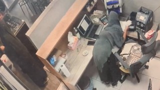 Dolar ve euroları çalarken suçüstü yakalandılar, ne yapacakları şaşırdılar