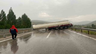 Dorsesi ayrılan tanker bariyerlere çarptı