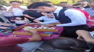 Düğün konvoyunun önünü böyle kesip, damattan bahşişi kopardılar