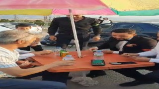 Düğün konvoyunun önünü kesen damadın arkadaşları yol ortasında pişti oynadı