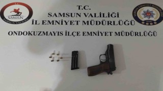 Dur ihtarına uymayan araçta ruhsatsız silah ele geçti