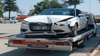 Duvara çarpan otomobilde biri çocuk 2 kişi yaralandı
