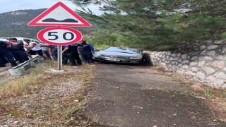 Duvara çarpan otomobildeki 3 kişi yaralandı