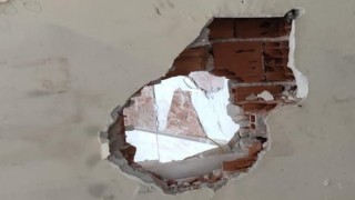 Duvarı delerek girdikleri işyerinde milyonluk vurgun yaptılar
