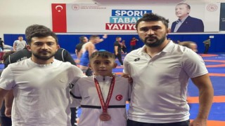 Efe Nuh Dinçer, güreşte Tavşanlının gururu oldu