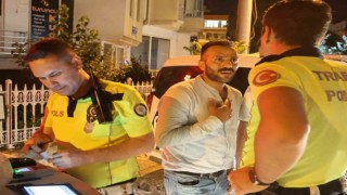 Ehliyetsiz kullandığı araçla alkollü yakalanan şahıs 2 saat polise yalvardı