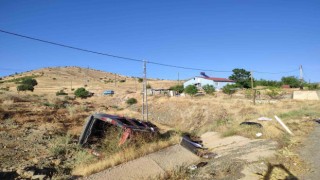 Elazığda hafif ticari araç şarampole yuvarlandı: 1 yaralı