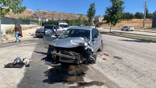 Elazığda otomobil aydınlatma direğine çarptı: 1 yaralı