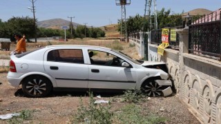 Elazığda otomobil bahçe duvarına çarptı: 5 yaralı