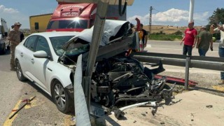 Elazığda otomobil bariyerlere saplandı: 4 yaralı