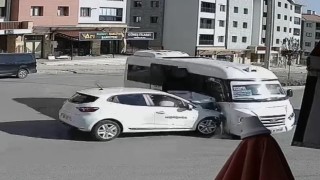 Elazığda otomobil ile minibüsün çarpışma anı kameralara yansıdı