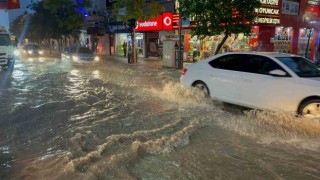 Elazığda sağanak etkili oldu, yollar göle döndü