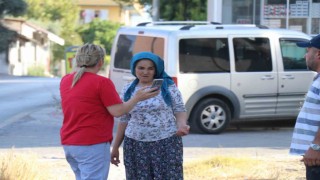 Eline fotoğrafı alan gelin sokak sokak kayıp kaynanasını arıyor