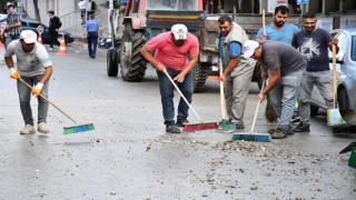 Emet Belediyesinden yoğun yağış sonrası onarım ve temizlik çalışması
