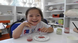 Engellerini çini işleyerek unuttular