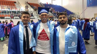 Erdekte okuyan Türkiyenin en yaşlı üniversite öğrencisi mezun oldu