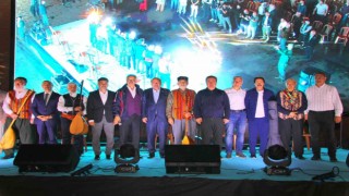 Erzincanda aşıklar sahne aldı