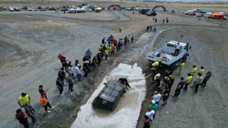 Erzincanda off-road yarışmasında pilotlar çamura saplandı