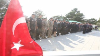 Erzincanda şehitler dualarla yad edildi, kabirlerine karanfil bırakıldı