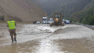Erzurum-Artvin yolunda heyelan