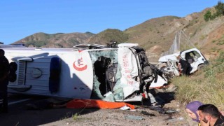 Erzurumda ambulans ile hafif ticari araç çarpıştı: 4 ölü, 1 yaralı