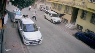 Esenyurtta dehşet anları kamerada: 2 kişiyi sokak ortasında silahla vurarak yaraladı