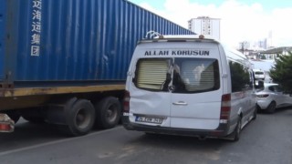 Esenyurtta freni boşalan tır, 5 araca çarptı: Yolun ortasında minibüsten inen kadın araçların arasında sıkıştı