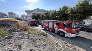 Esenyurtta otluk alanda çıkıp geniş alana yayılan yangın söndürüldü