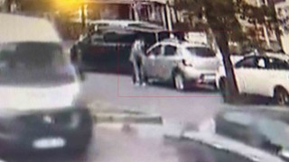 Esenyurtta sinyal kesici kullanarak açtığı araçtan 300 bin lira çalan hırsız kamerada