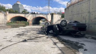 Esenyurtta yolu karıştıran sürücü dereye uçtu