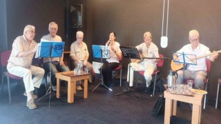 Eskişehirde yaşlılar için Türk Halk Müziği Grubu tarafından verilen konser ilgi gördü