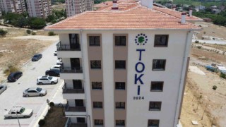 Evi yanan vatandaşlar yeni evine kavuştu