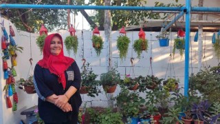 Depremzede kadın sanat galerisine dönen evinin bahçesinde huzur buluyor