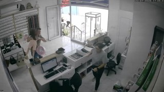 Ezinedeki depremde esnafın Hop nasıl yakaladım seni diyerek kızıyla dışarı çıktığı anlar kamerada