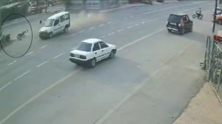 Feci kaza kamerada: Çarpışmanın etkisiyle metrelerce havaya uçan motosiklet sürücüsü öldü