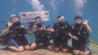 Fethiyede deniz altında romantik evlilik teklifi
