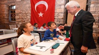 Finike Belediyesi kurslarında vatandaşlar hem eğleniyor hem öğreniyor