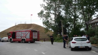 Fırtına ağacı kökünden söktü: 1 otomobil zarar gördü
