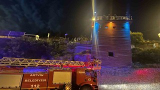 Fotoğraf çekilmek isterken dengesini kaybedince refleksi sayesinde ölümden kurtuldu